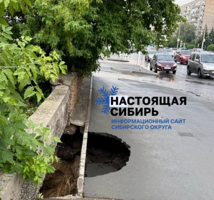 На Красном проспекте в Новосибирске больше недели остаётся неогороженной глубокая яма в асфальте