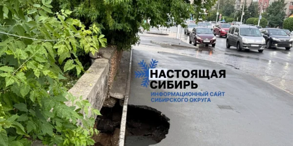 На Красном проспекте в Новосибирске больше недели остаётся неогороженной глубокая яма в асфальте