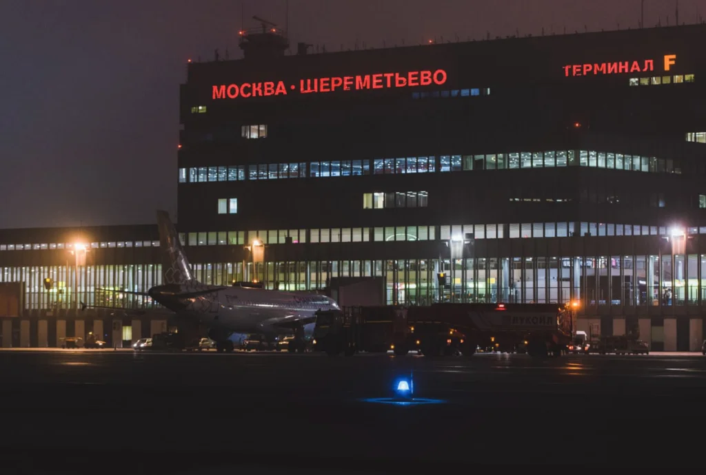 Росавиация закрыла транзитный пролет над Москвой: рейсам придется делать крюк