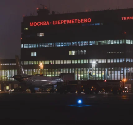 Росавиация закрыла транзитный пролет над Москвой: рейсам придется делать крюк